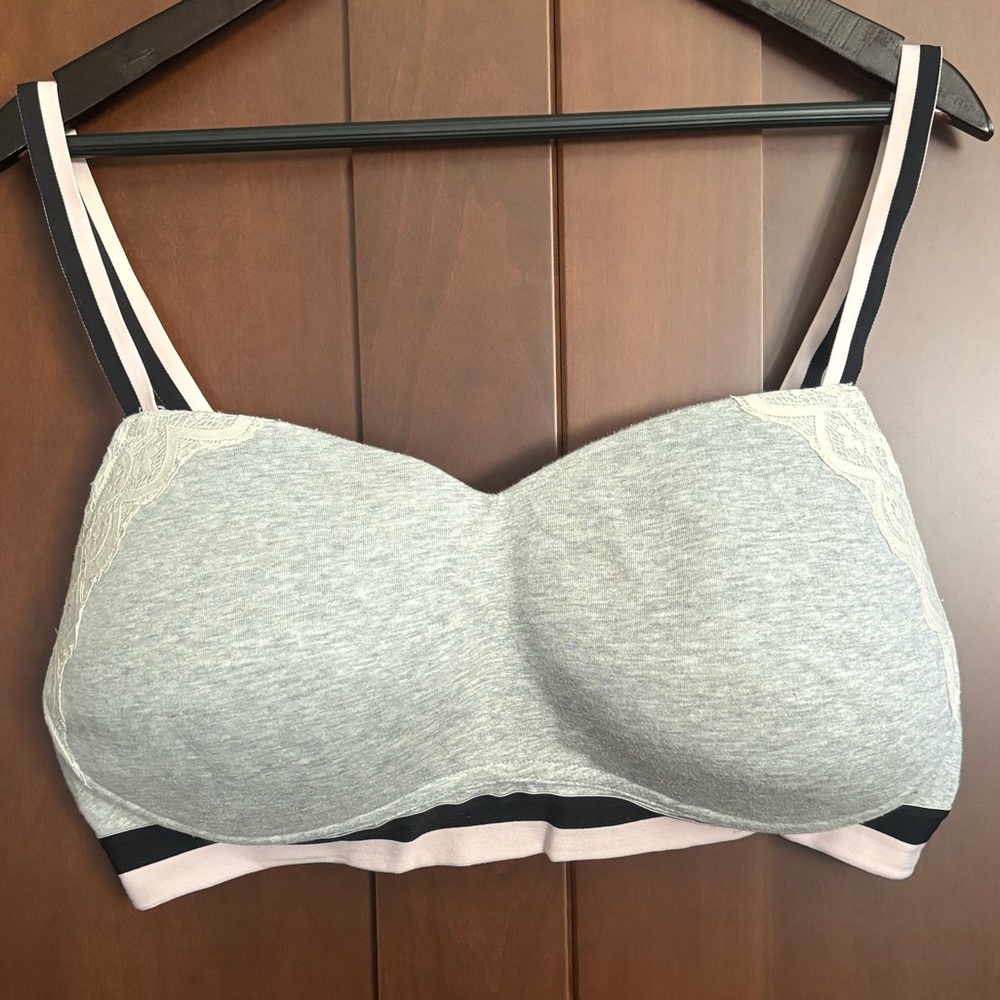 Sports bra with lace flare